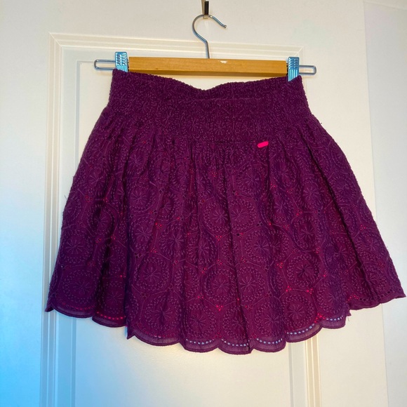 Textured design with eyelets in maroon/purple - Picture 1 of 8